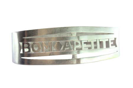  Argola de guardanapo em prata arredondada com letras recortadas "BOM APETITE".